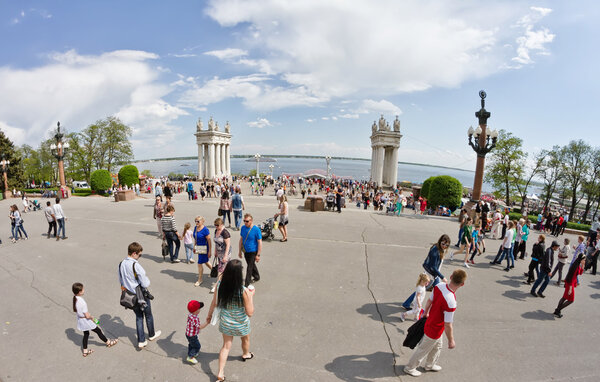 Массовые торжества в день победы у главных ворот города
