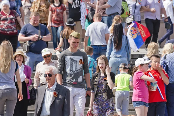 Young people and older people with St. George ribbons in the cro — Stock Photo, Image