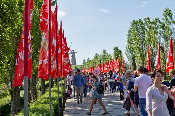 Mass visits to local residents and visitors of the memorial comp — Stock Photo, Image