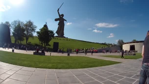 Масса людей посетила мемориальный комплекс Мамаев Курган в честь годовщины победы над фашизмом — стоковое видео