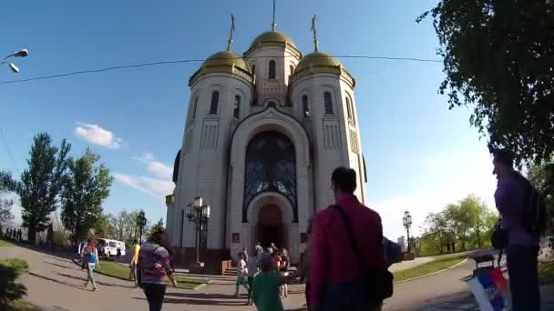 Iglesia ortodoxa de todos los santos en la cima de Mamayev Kurgan — Vídeo de stock