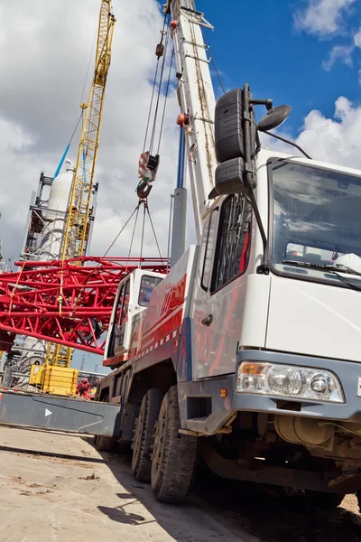 Déchargement des sections de la flèche d'une grande grue sur chenilles à l'aide d'une — Photo