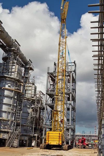 Montering och installation av stora vertikala reaktorn vid ett raffinaderi — Stockfoto