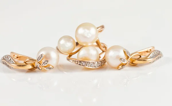 Conjunto de joyas de oro fino con perlas —  Fotos de Stock