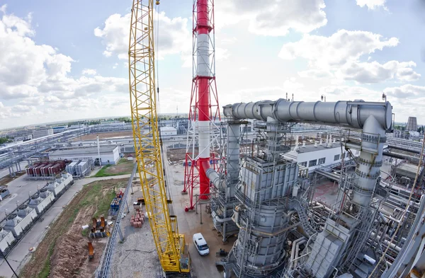 Renovaciones con el uso de una grúa sobre orugas en una refinería —  Fotos de Stock