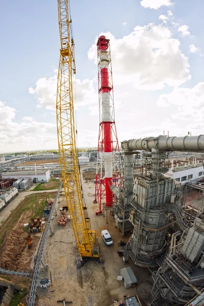 Renovations with the use of a crawler crane at a refinery — Stock Photo, Image