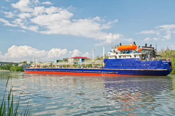 Transport von Gütern und Mineralölerzeugnissen auf Binnenschiffen auf der — Stockfoto