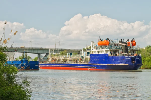 Transportation of goods and petroleum products on barges on the — Stock Photo, Image