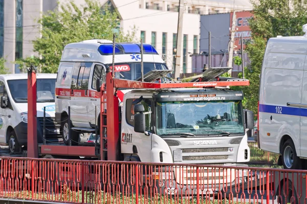 Transporte coches nuevos de los servicios de emergencia de ambulancia y p —  Fotos de Stock