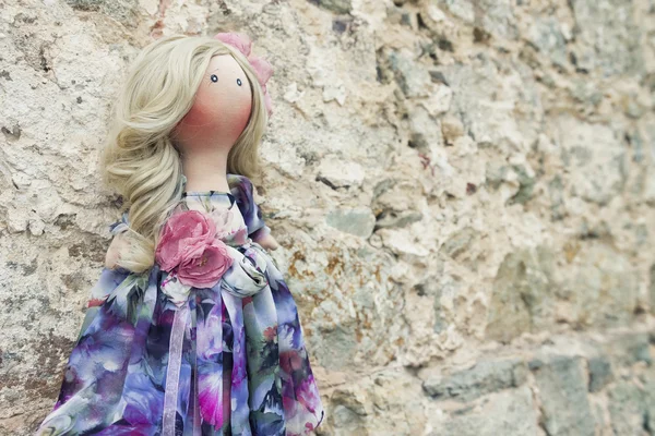 Handgemachte Puppe mit natürlichen Haaren in einem langen Patchwork-Kleid — Stockfoto