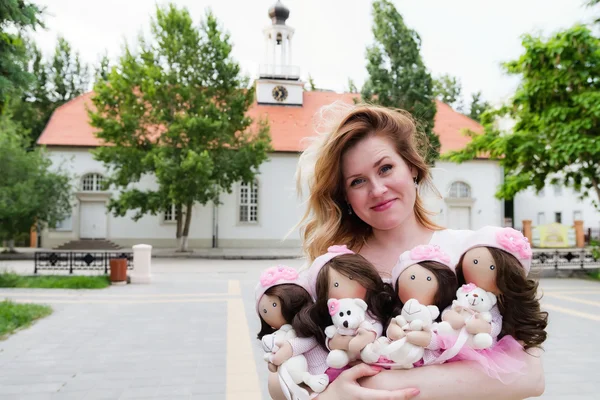 Chica con muñecas hechas a mano en el parque —  Fotos de Stock