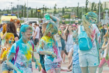 Colorfest boyalı yüzler genç erkeklerle bir kalabalık