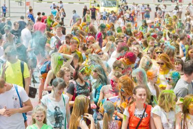 Colorfest boyalı yüzler genç erkeklerle bir kalabalık