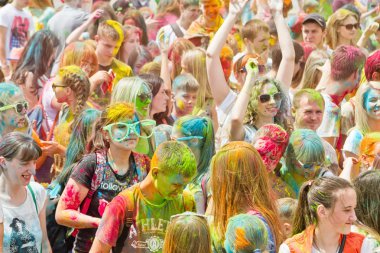 Colorfest boyalı yüzler genç erkeklerle bir kalabalık