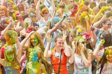 Colorfest boyalı yüzler genç erkeklerle bir kalabalık