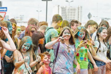Colorfest boyalı yüzler genç erkeklerle bir kalabalık