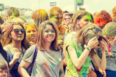 Colorfest boyalı yüzler genç erkeklerle bir kalabalık