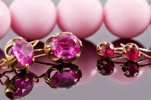 Two sets of gold earrings with rubies and alexandrites — Stock Photo, Image