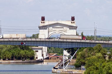 Volga-don kanalı aracılığıyla köprü üzerinden kamyon