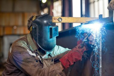 Dükkanda metal yapıların yarı otomatik kaynak