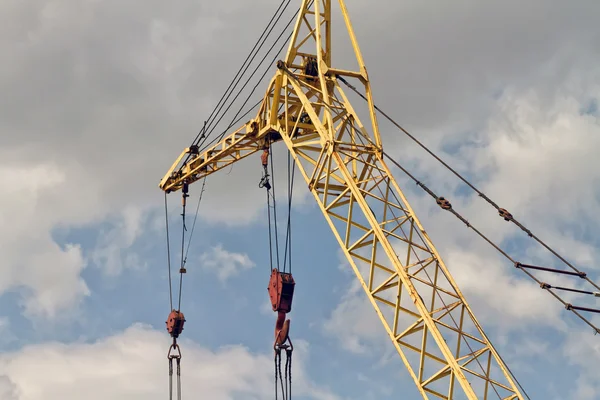 Boom grue sur chenilles avec crochets et cordes — Photo