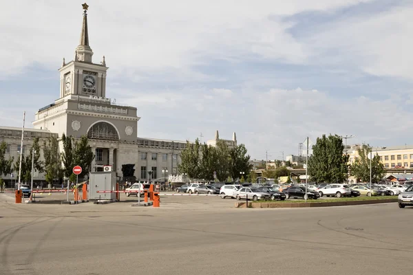 Vista della stazione ferroviaria "Volgograd-1" e il nuovo parcheggio comunale a pagamento sul piazzale — Foto Stock