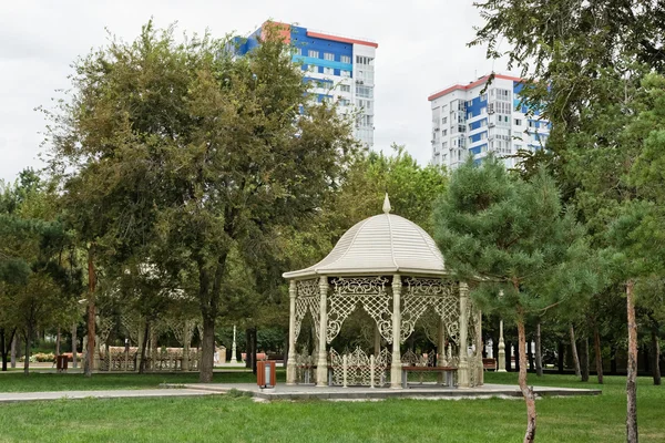 El césped y gazebo en la amistad Parque Volgograd-Bakú — Foto de Stock