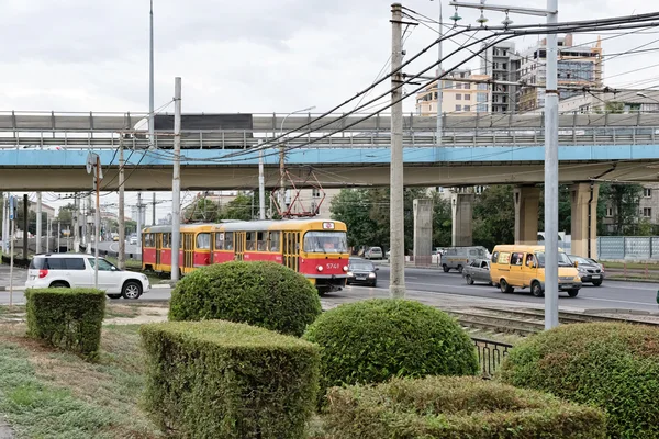 Un gran número de cables y comunicaciones en las ciudades rusas — Foto de Stock