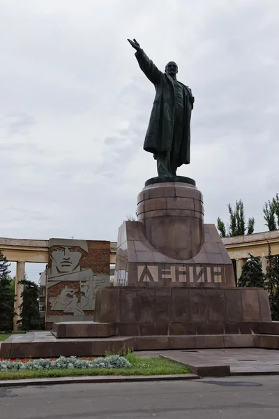 The monument to Vladimir Lenin established on Lenin square in th — Stock Photo, Image