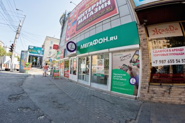 Şehir merkezinde çok öykülü bir binanın zemin katta hücresel iç Megafon