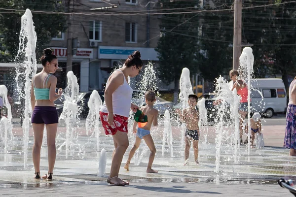 City residents with children are saved from the intense heat in — Stock Photo, Image