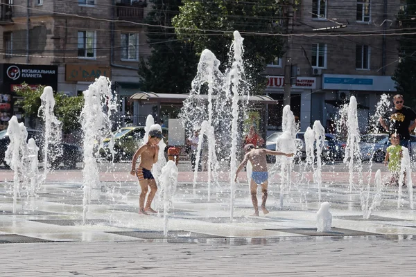 Los residentes de la ciudad con niños se salvan del intenso calor en — Foto de Stock