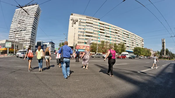 Peatones cruzando la calle — Foto de Stock