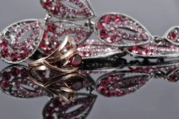 Zlatý prsten s rubíny v pozadí módní šperky — Stock fotografie
