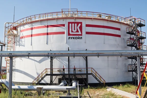 Duży zbiornik na olej lekki produkty z logo Luk — Zdjęcie stockowe