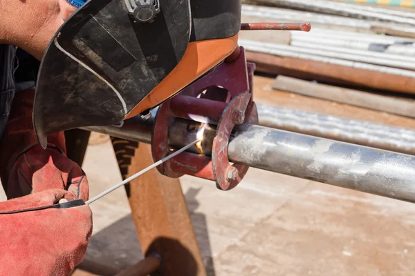 Soudage manuel à l'arc de tuyaux en acier inoxydable — Photo