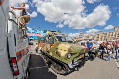 Özel sergi pistlerde tüm arazi aracı donatmak