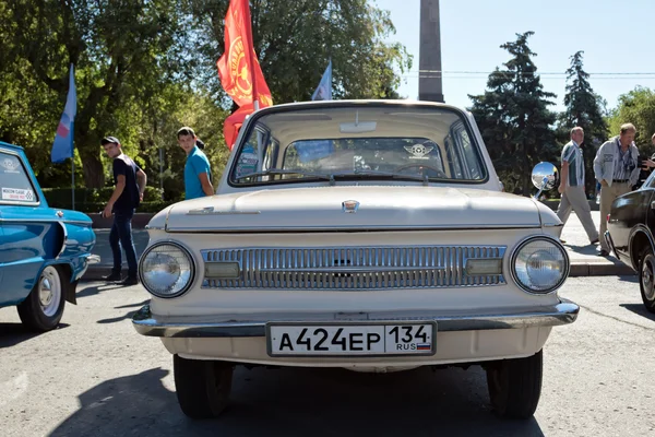 Beige Zaporozhets vid utställning av veteranbilar i den — Stockfoto