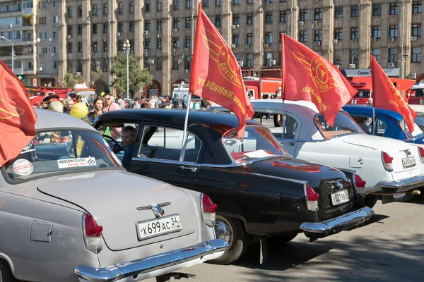 Выставка ретро-автомобилей, произведенных в СССР на привокзальной площади — стоковое фото