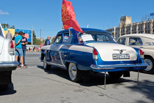 Выставка ретро-автомобилей, произведенных в СССР на привокзальной площади — стоковое фото
