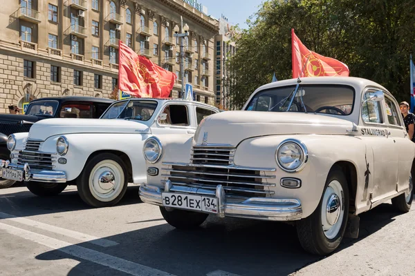 Exposición de coches retro producidos en la URSS en la explanada i — Foto de Stock