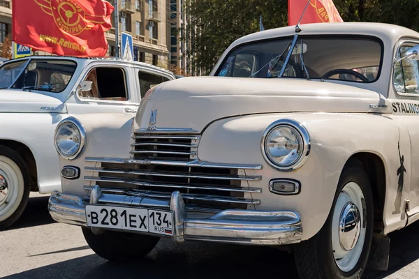 Exposición de coches retro producidos en la URSS en la explanada i — Foto de Stock