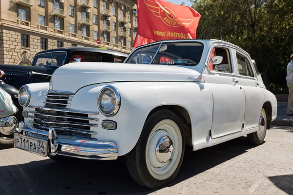 Exposición de coches retro producidos en la URSS en la explanada i — Foto de Stock