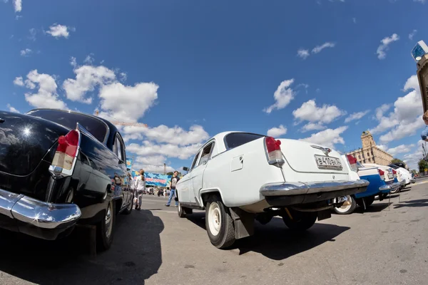 Exposición de coches retro producidos en la URSS en la explanada i — Foto de Stock