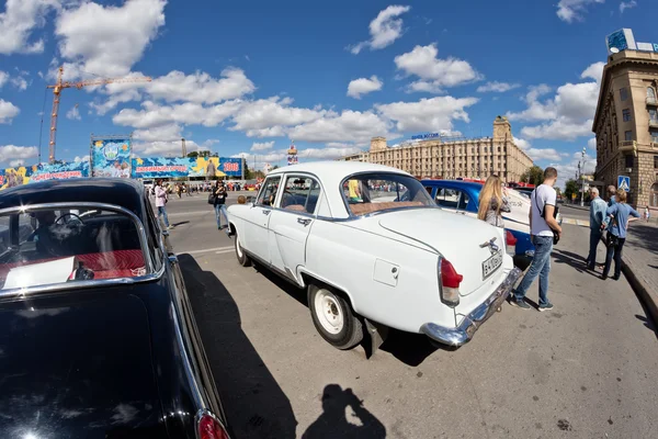 Exposición de coches retro producidos en la URSS en la explanada i —  Fotos de Stock