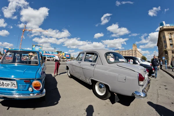 Exposición de coches retro producidos en la URSS en la explanada i — Foto de Stock