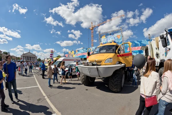 Un vehículo todo terreno Kerzhak sobre enormes ruedas de medici desastre — Foto de Stock