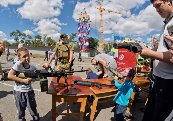 Boy takes aim with a machine gun — Stock Photo, Image