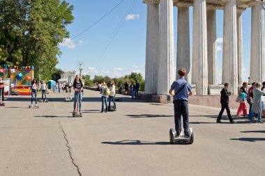 Gençler bir Segway ve gyrometer asfalt üzerinde sürme