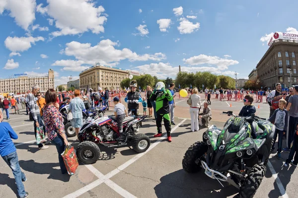 Fans of extreme off-road driving Quad bikes demonstrate their an — Stock Photo, Image